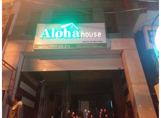 Bảng hiệu Aloha House